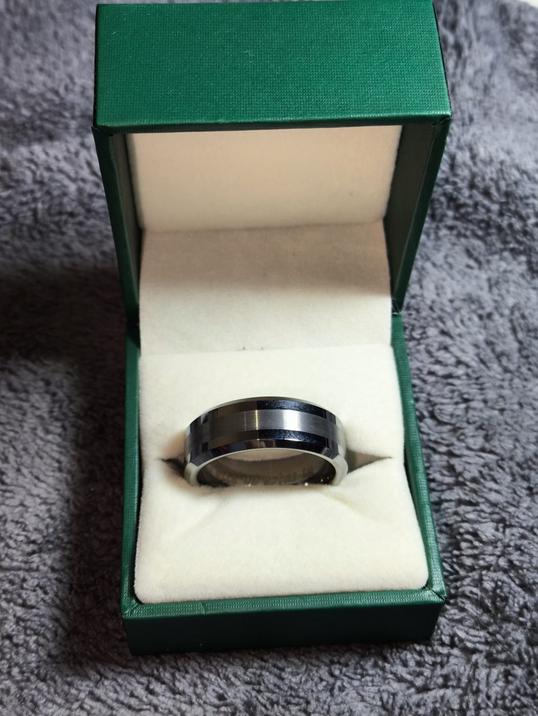 Anillo plateado con circonias, detalle